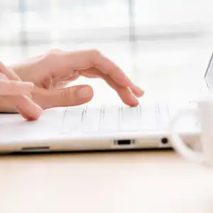 Typen op een laptop