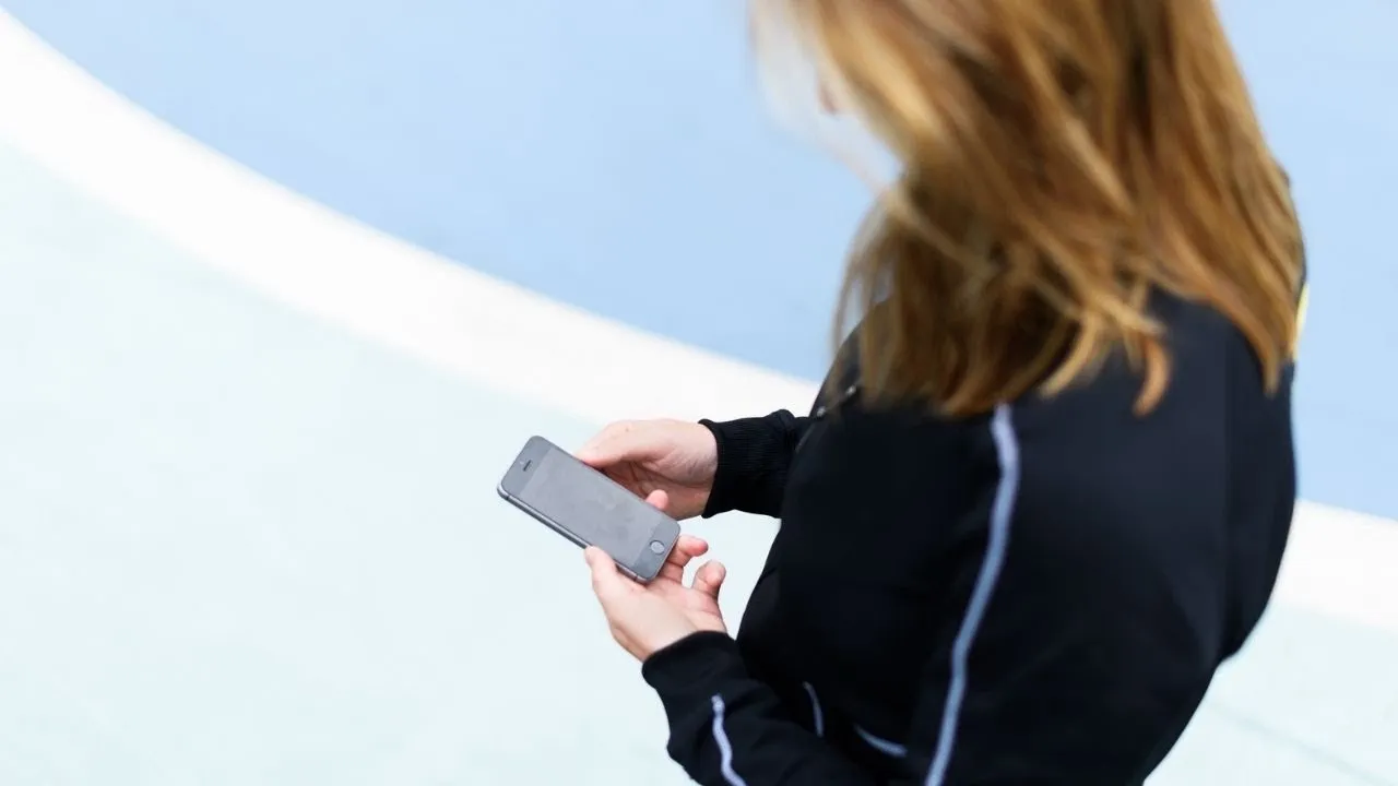 Een fysiotherapeut die Intramed gebruikt op haar mobiel
