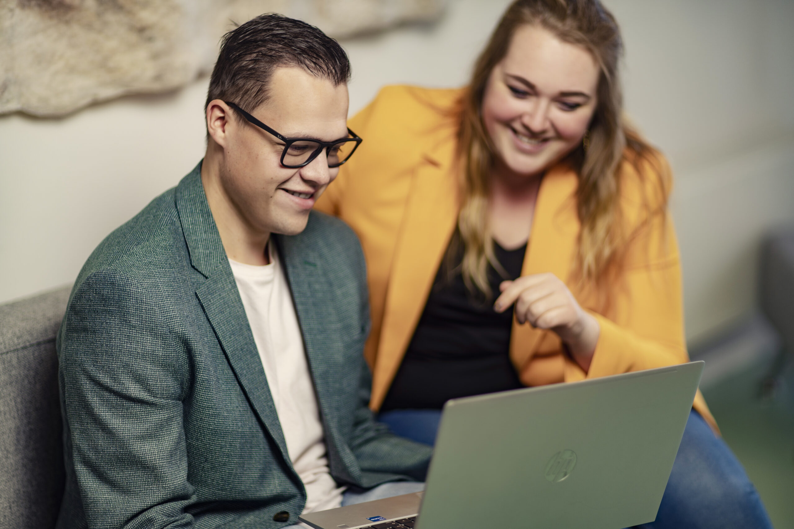 Twee personen die op een laptop met Intramed werken