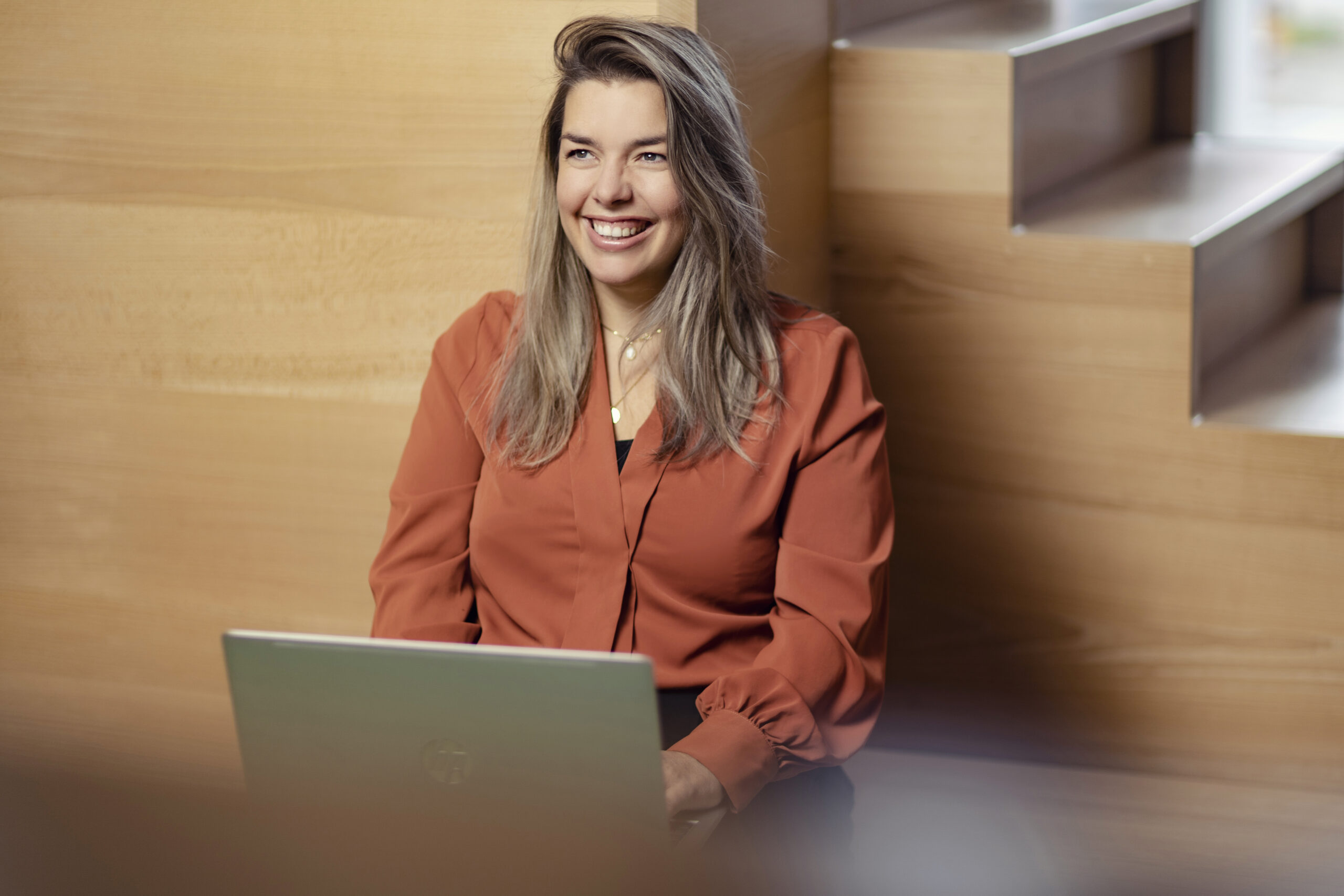 Foto van persoon die op een laptop aan het werk is