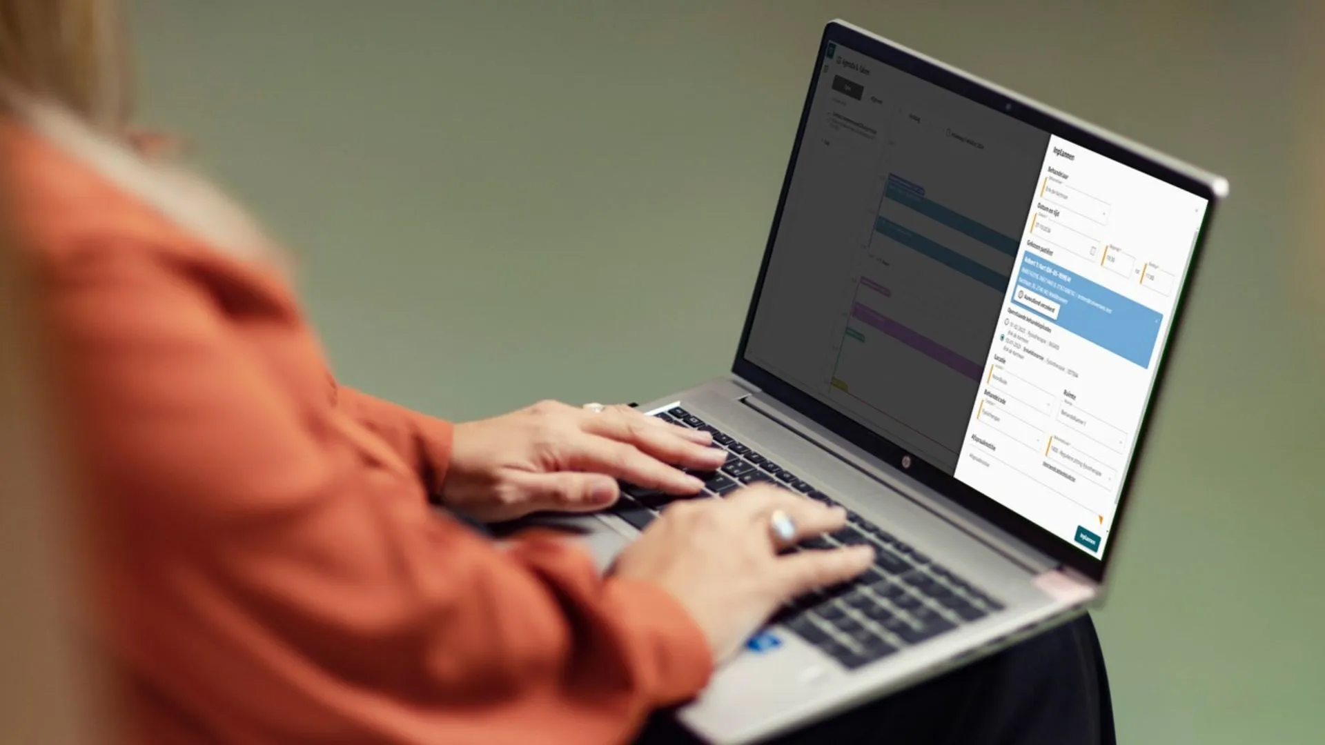 Een persoon die op een laptop aan het werk is in Intramed web