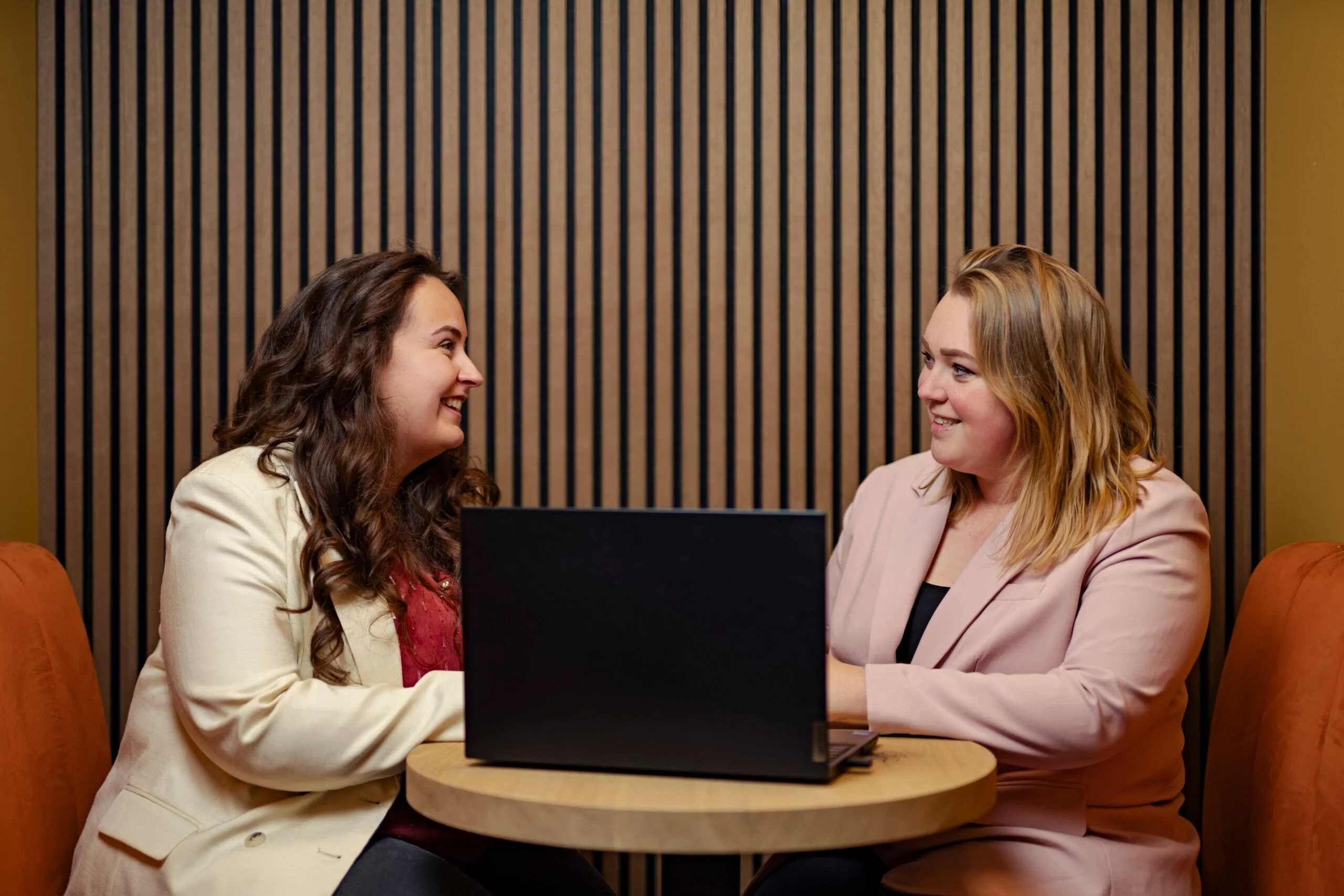 Twee personen achter een laptop