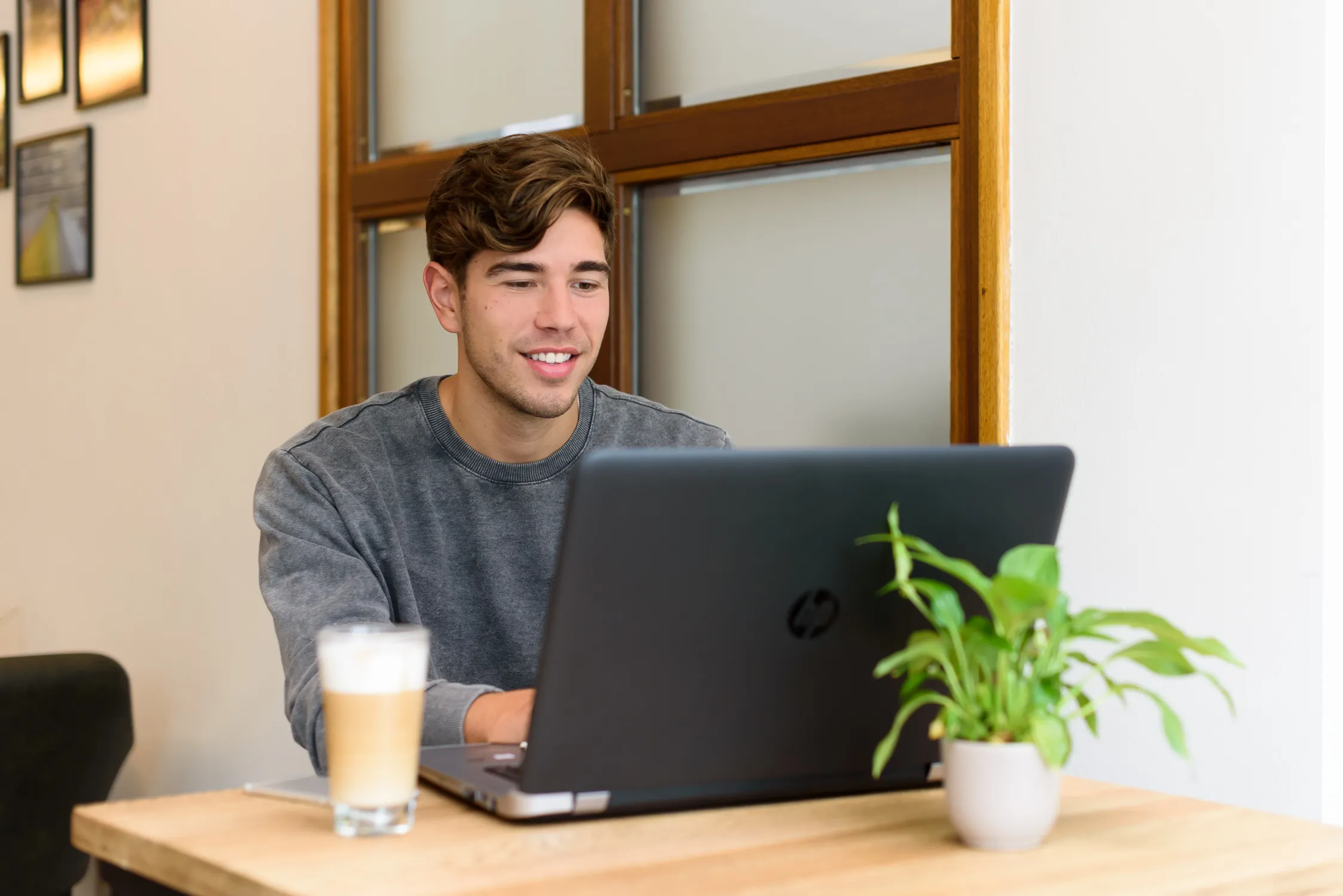 Fysiotherapeut achter een laptop