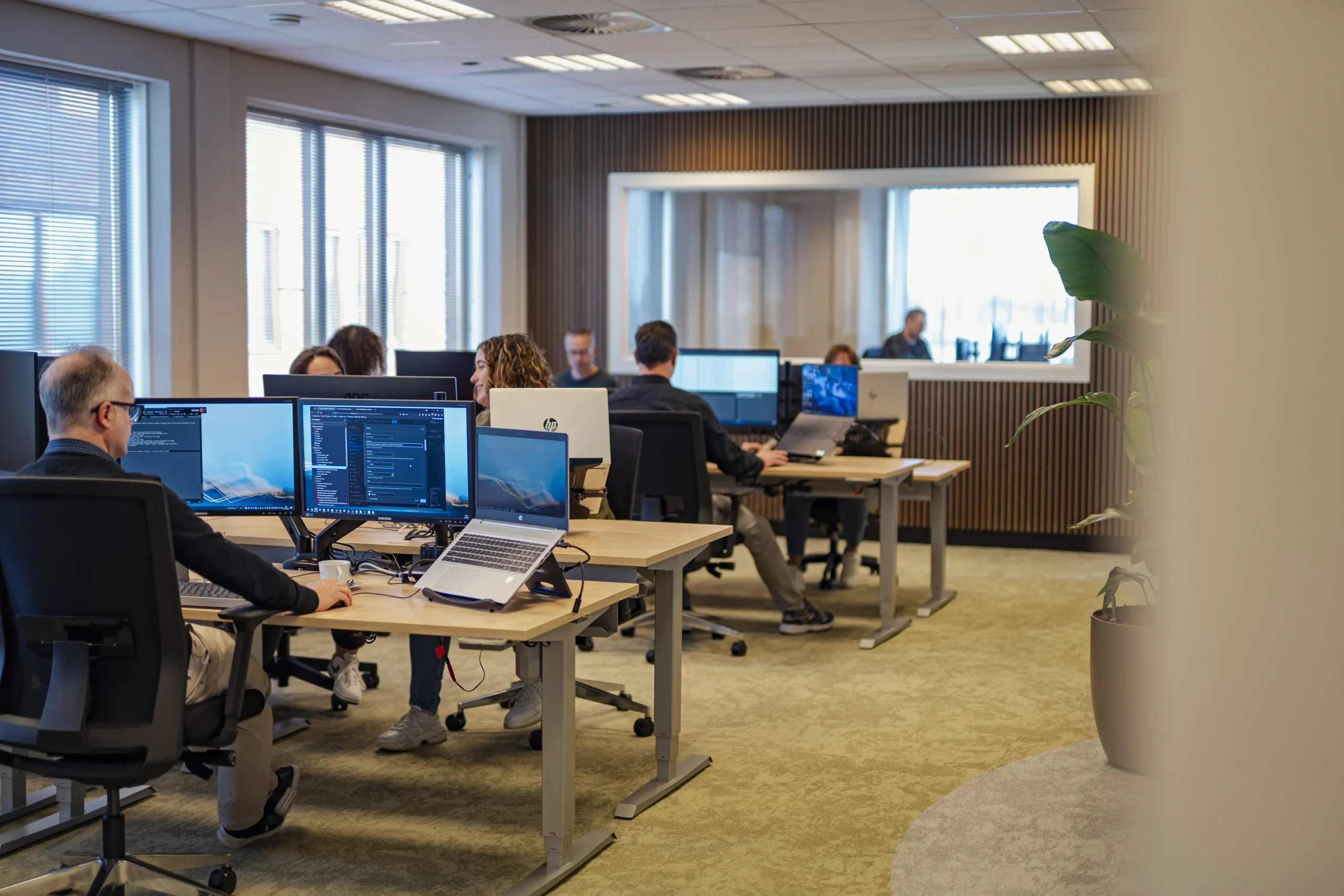 Medewerkers van Intramed die aan het werk zijn op kantoor