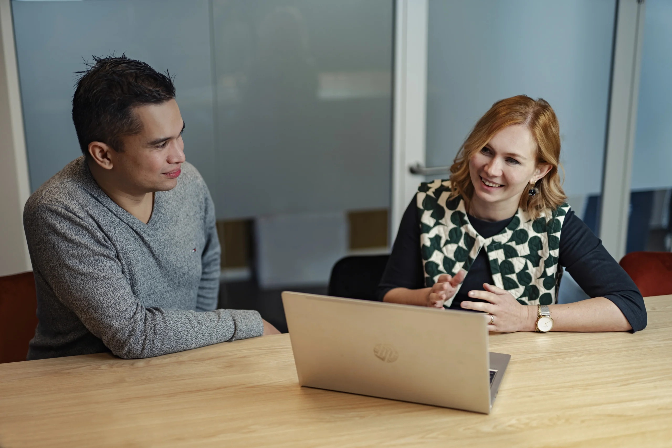 Twee medewerkers van Intramed in overleg achter een laptop