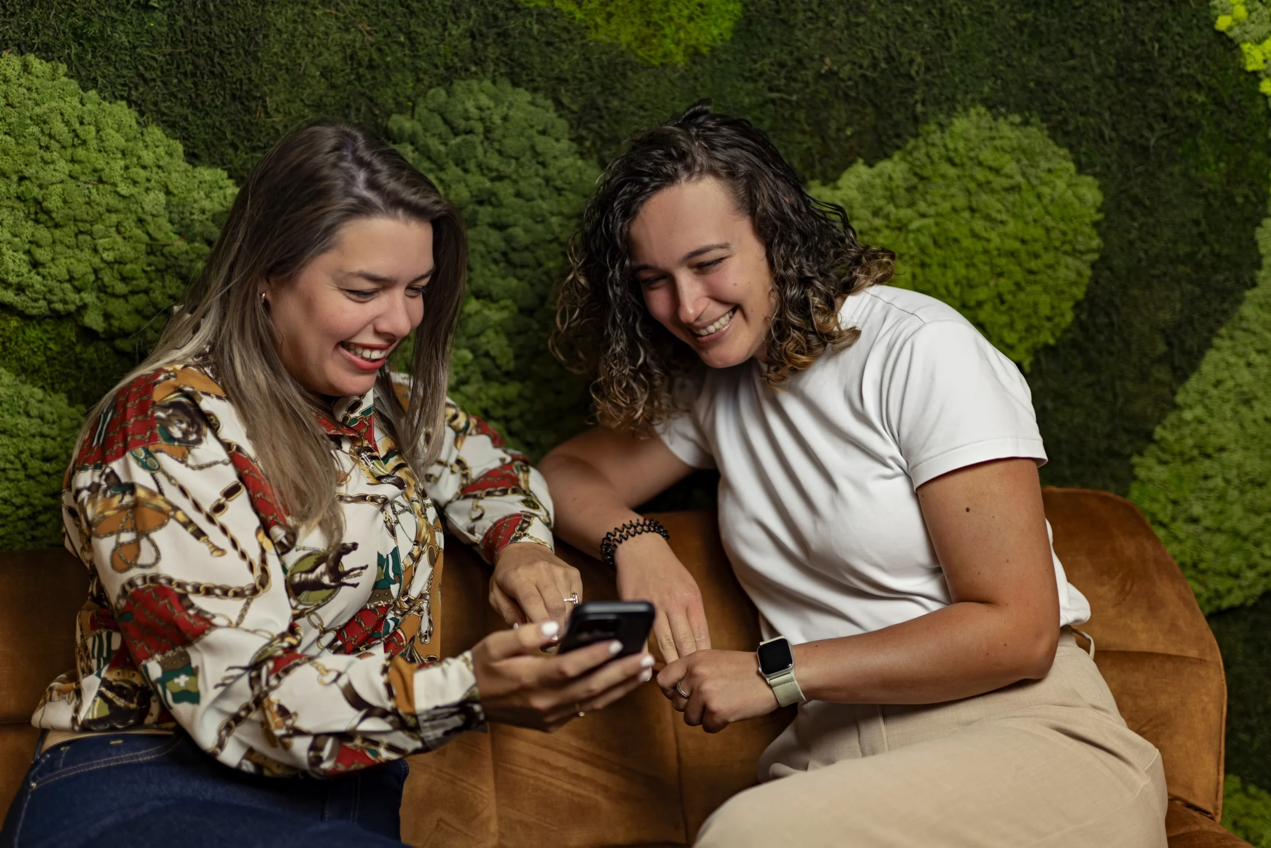 Collega's met smartphone